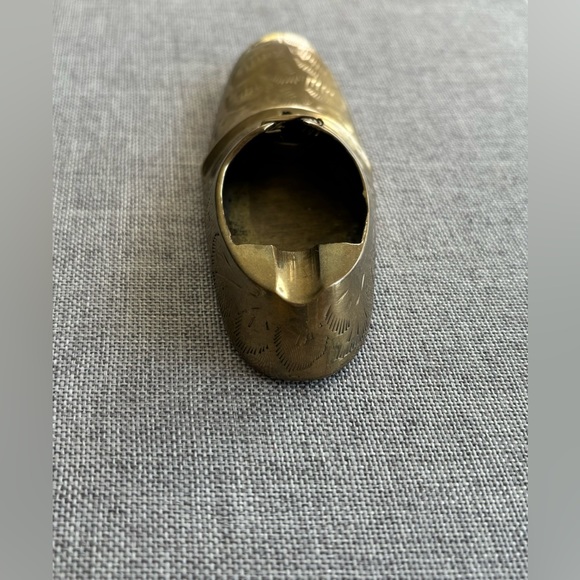 Vintage Brass Engraved Handcrafted Shoe Shape Ashtray, Paperweight, Collectible - Picture 4 of 8